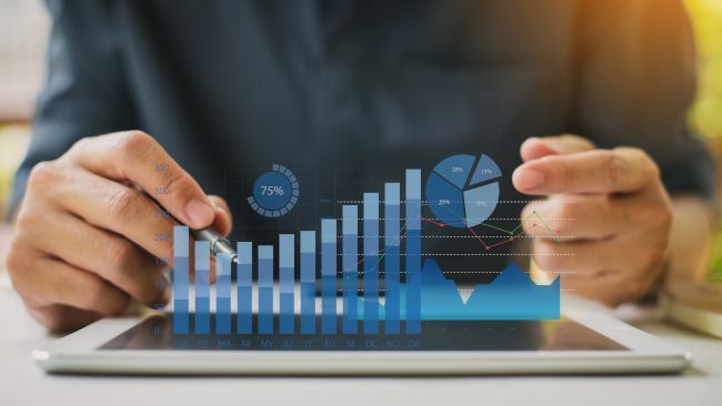 gráficos de barras y circulares sobre tablet