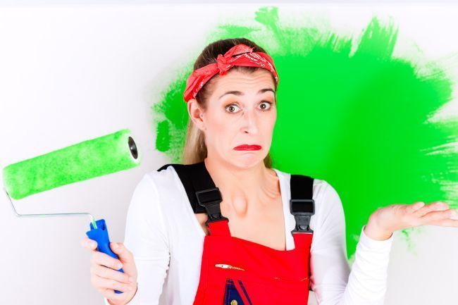 mujer pintando de verde