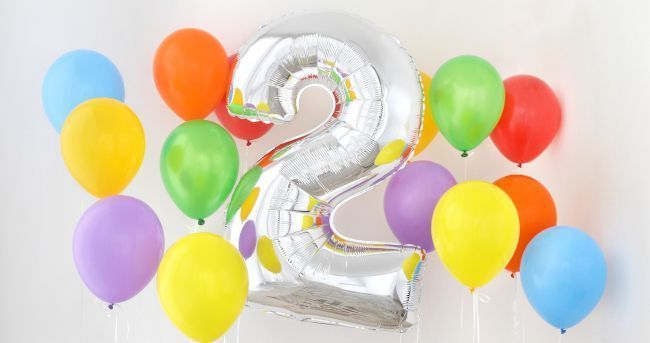 globos de colores con el número 2